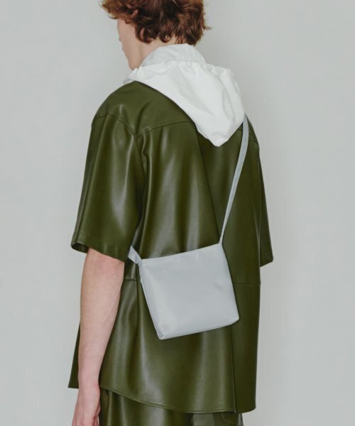 HAH ARCHIVE(ハーアーカイブ)の「Lightweight Crossbody Bag (Silver)(メッセンジャーバッグ・レディース・その他・FREE)」の1枚目の写真