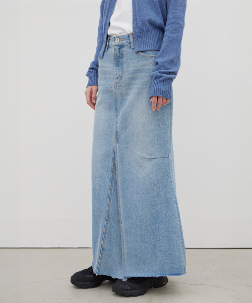 LEVAR(レバー)の「Front Slit Denim Maxi Skirt - Light Blue(スカート・レディース・その他・SMALL/MEDIUM)」の2枚目の写真