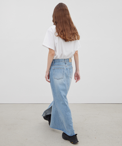 LEVAR(レバー)の「Front Slit Denim Maxi Skirt - Light Blue(スカート・レディース・その他・SMALL/MEDIUM)」の4枚目の写真