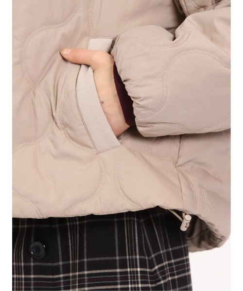 m.f.editorial（エムエフエディトリアル）の「【ショート丈】m.f.エディトリアルレディース フーデッド 中綿ブルゾン（ブルゾン・レディース・ベージュ/ブラック・LARGE/MEDIUM）」の22枚目の写真