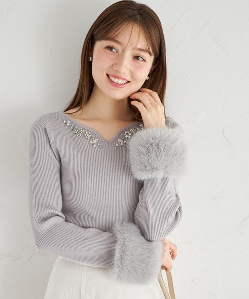 tocco closet(トッコ クローゼット)の「2WAY袖口ファー付きビジュー装飾ハートネックリブニットプルオーバー(ニット/セーター・レディース・オフホワイト/ピンク/グレー・M)」の1枚目の写真