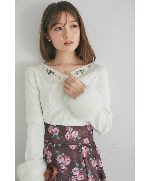 tocco closet(トッコ クローゼット)の「2WAY袖口ファー付きビジュー装飾ハートネックリブニットプルオーバー(ニット/セーター・レディース・オフホワイト/ピンク/グレー・M)」の3枚目の写真