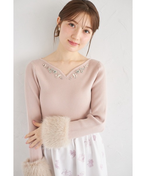 tocco closet(トッコ クローゼット)の「2WAY袖口ファー付きビジュー装飾ハートネックリブニットプルオーバー(ニット/セーター・レディース・オフホワイト/ピンク/グレー・M)」の2枚目の写真
