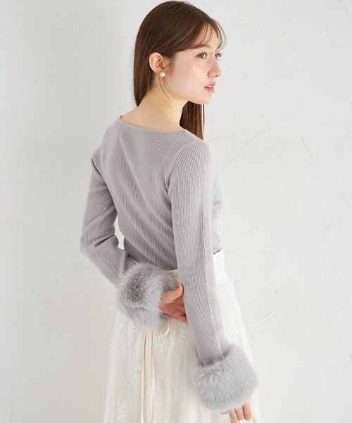 tocco closet(トッコ クローゼット)の「2WAY袖口ファー付きビジュー装飾ハートネックリブニットプルオーバー(ニット/セーター・レディース・オフホワイト/ピンク/グレー・M)」の19枚目の写真