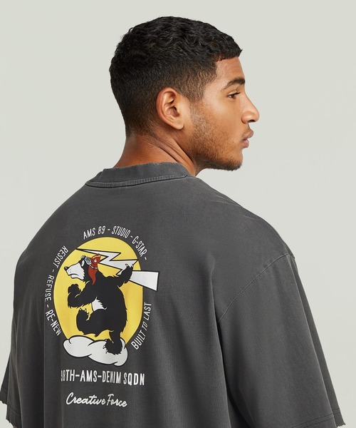 G-STAR（ジースター）の「Back Graphic Loose T-Shirt/ヴィンテージライクウォッシュド加工バックグラフィックプリントオーバーサイズルーズTシャツ/キャラクターTシャツ（Tシャツ/カットソー・メンズ・ダークブラック/ベージュ・MEDIUM/LARGE/X-SMALL/X-LARGE/SMALL）」の2枚目の写真