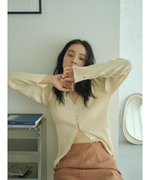 Ungrid（アングリッド）の「ボタンデザインニットカーディガン（カーディガン/ボレロ・レディース・アイボリー/ブラック/グリーン・FREE）」の4枚目の写真