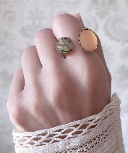 tone（トーン）の「【mallelabrocante/マルラブロカント】コッパーストーンとヴィンテージガラスカボションのフォークリング/金属アレルギー対応（リング・レディース・ホワイト/ピンク/サックスブルー・FREE）」の8枚目の写真