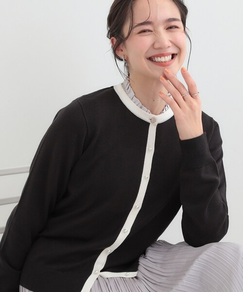 SHOO・LA・RUE（シューラルー）の「【洗濯機可/S-LL/アンサンブル可】シンプルきれい見え クルーネックカーディガン（カーディガン/ボレロ・レディース・ベビーピンク/イエロー系その他/ブラック系2/ホワイト系3・04/03/02/01）」の3枚目の写真