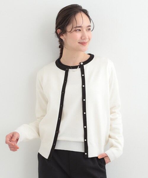 SHOO・LA・RUE（シューラルー）の「【洗濯機可/S-LL/アンサンブル可】シンプルきれい見え クルーネックカーディガン（カーディガン/ボレロ・レディース・ベビーピンク/イエロー系その他/ブラック系2/ホワイト系3・04/03/02/01）」の5枚目の写真