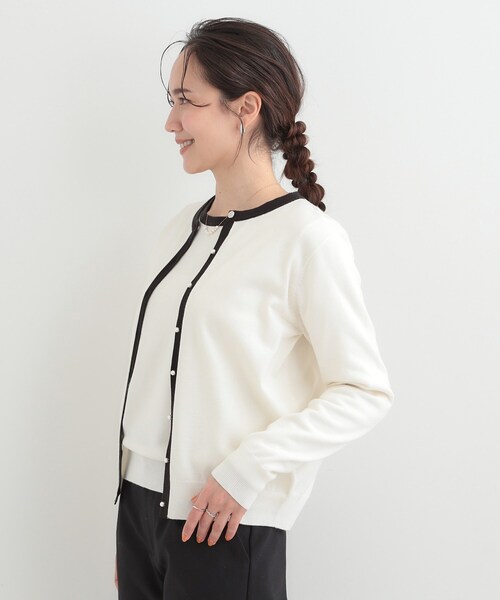 SHOO・LA・RUE（シューラルー）の「【洗濯機可/S-LL/アンサンブル可】シンプルきれい見え クルーネックカーディガン（カーディガン/ボレロ・レディース・ベビーピンク/イエロー系その他/ブラック系2/ホワイト系3・04/03/02/01）」の6枚目の写真