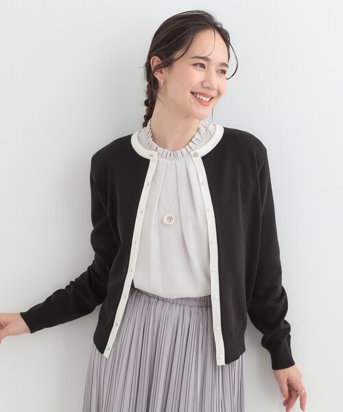 SHOO・LA・RUE（シューラルー）の「【洗濯機可/S-LL/アンサンブル可】シンプルきれい見え クルーネックカーディガン（カーディガン/ボレロ・レディース・ベビーピンク/イエロー系その他/ブラック系2/ホワイト系3・04/03/02/01）」の9枚目の写真