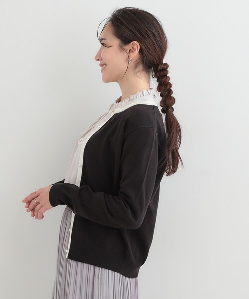 SHOO・LA・RUE（シューラルー）の「【洗濯機可/S-LL/アンサンブル可】シンプルきれい見え クルーネックカーディガン（カーディガン/ボレロ・レディース・ベビーピンク/イエロー系その他/ブラック系2/ホワイト系3・04/03/02/01）」の10枚目の写真