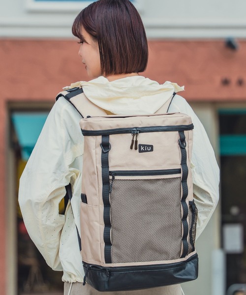KiU(キウ)の「大容量スクエアバックパック 15インチPC対応 (34L)(バックパック/リュック・メンズ・ブラック/サンドベージュ・FREE)」の2枚目の写真