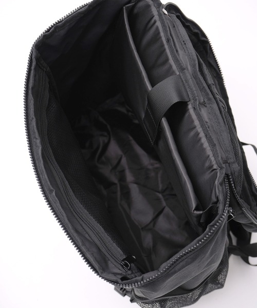 KiU(キウ)の「大容量スクエアバックパック 15インチPC対応 (34L)(バックパック/リュック・メンズ・ブラック/サンドベージュ・FREE)」の9枚目の写真