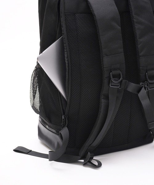 KiU(キウ)の「大容量スクエアバックパック 15インチPC対応 (34L)(バックパック/リュック・メンズ・ブラック/サンドベージュ・FREE)」の11枚目の写真