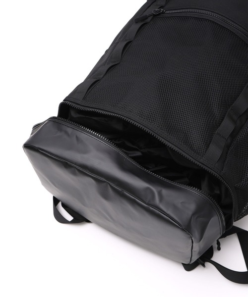 KiU(キウ)の「大容量スクエアバックパック 15インチPC対応 (34L)(バックパック/リュック・メンズ・ブラック/サンドベージュ・FREE)」の14枚目の写真