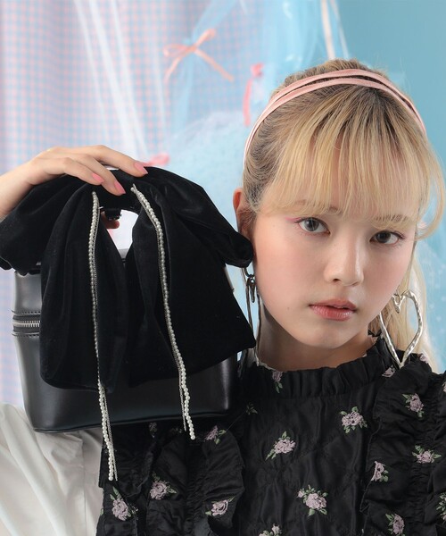 CAROLINA GLASER（カロリナ グレイサー）の「ベロア リボン パール バニティバッグ（ショルダーバッグ・レディース・ブラック・ONE SIZE）」の6枚目の写真