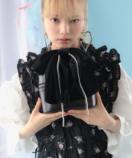 CAROLINA GLASER（カロリナ グレイサー）の「ベロア リボン パール バニティバッグ（ショルダーバッグ・レディース・ブラック・ONE SIZE）」の7枚目の写真