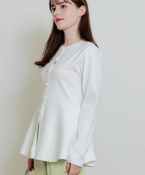 PICCIN PERLA（ピッチンペルラ）の「パールボタンペプラムカーディガン（カーディガン/ボレロ・レディース・ブラック/オフホワイト・M）」の4枚目の写真