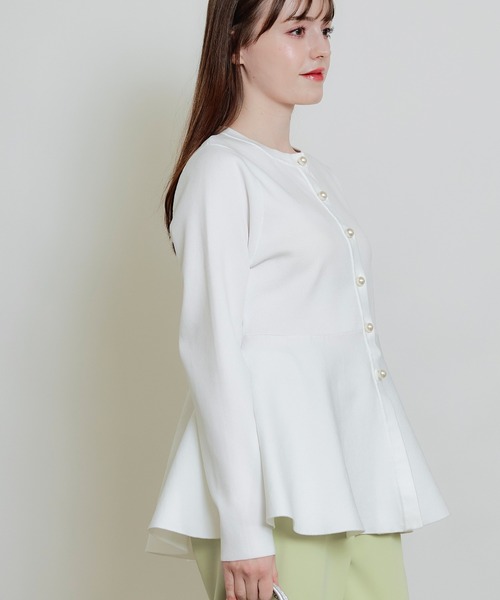 PICCIN PERLA（ピッチンペルラ）の「パールボタンペプラムカーディガン（カーディガン/ボレロ・レディース・ブラック/オフホワイト・M）」の6枚目の写真