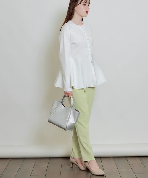 PICCIN PERLA（ピッチンペルラ）の「パールボタンペプラムカーディガン（カーディガン/ボレロ・レディース・ブラック/オフホワイト・M）」の8枚目の写真