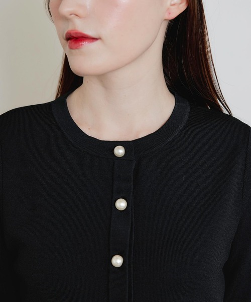 PICCIN PERLA（ピッチンペルラ）の「パールボタンペプラムカーディガン（カーディガン/ボレロ・レディース・ブラック/オフホワイト・M）」の19枚目の写真
