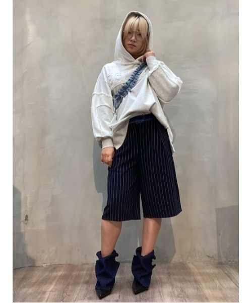 Desigual(デシグアル)の「【Desigual × Nicki Nicole】ピンストライプデニムウエストハーフパンツ(その他パンツ・レディース・ブルー・XS/S/M/L/XL)」の1枚目の写真