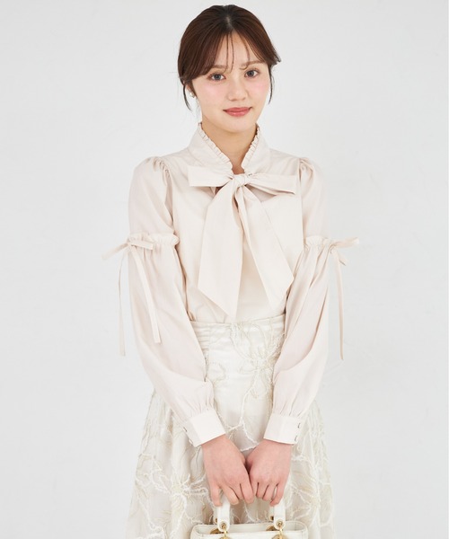 tocco closet(トッコ クローゼット)の「プチフリル&リボン付きブラウス(シャツ/ブラウス・レディース・ベージュ/オフホワイト・M)」の2枚目の写真