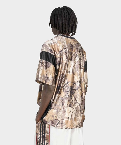 adidas（アディダス）の「アディダス オリジナルス 迷彩柄 サッカー ジャージ / アディダスオリジナルス adidas Originals（Tシャツ/カットソー・メンズ・ブラウン・3XL/X-LARGE/LARGE/SMALL/X-SMALL/MEDIUM/XX-LARGE）」の2枚目の写真