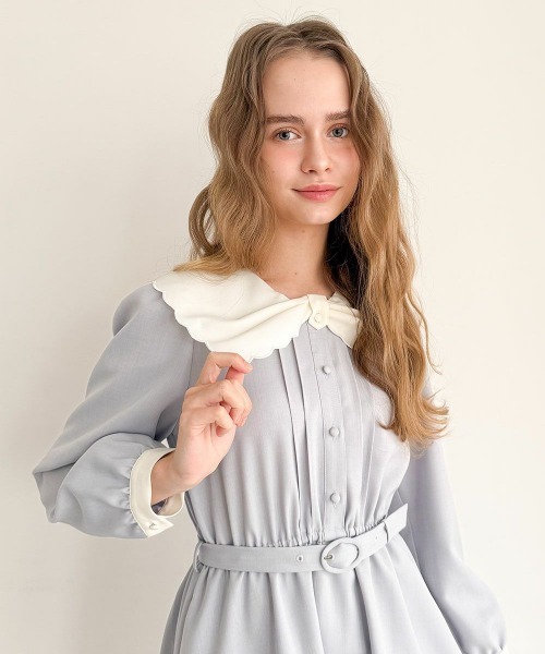 F i.n.t(フィント)の「ビッグリボンクレリック衿ワンピース(ワンピース・レディース・ライトブルー/ネイビー・FREE)」の2枚目の写真