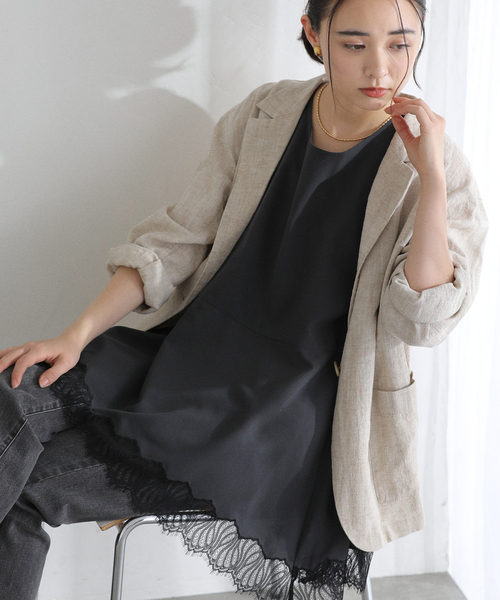 La TOTALITE（ラトータリテ）の「【洗える】CHIGNON/シニヨン ヘムレースサテンタンク（シャツ/ブラウス・レディース・ブラック/ホワイト・FREE）」の8枚目の写真