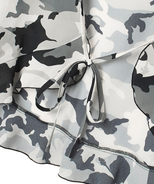 X-girl(エックスガール)の「HIBISCUS CAMOUFLAGE BLOUSE(シャツ/ブラウス・レディース・グレー/カモフラージュ・ONE SIZE)」の18枚目の写真