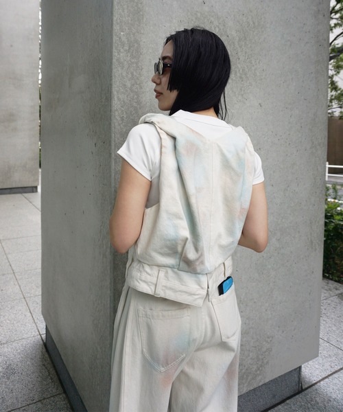 Ameri(アメリ)の「TWIST SHOULDER PAINT DENIM TOP(タンクトップ・レディース・アイボリー/ブラック・MEDIUM/SMALL)」の4枚目の写真