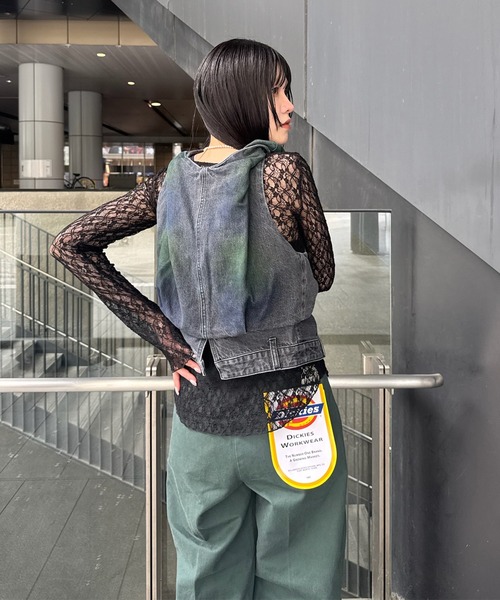 Ameri(アメリ)の「TWIST SHOULDER PAINT DENIM TOP(タンクトップ・レディース・アイボリー/ブラック・MEDIUM/SMALL)」の8枚目の写真