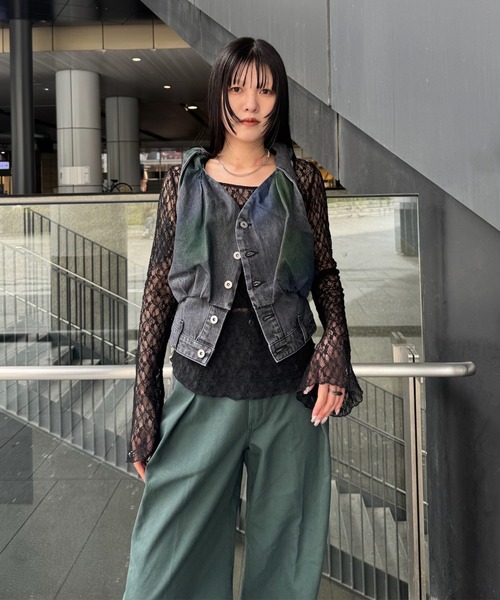 Ameri(アメリ)の「TWIST SHOULDER PAINT DENIM TOP(タンクトップ・レディース・アイボリー/ブラック・MEDIUM/SMALL)」の9枚目の写真