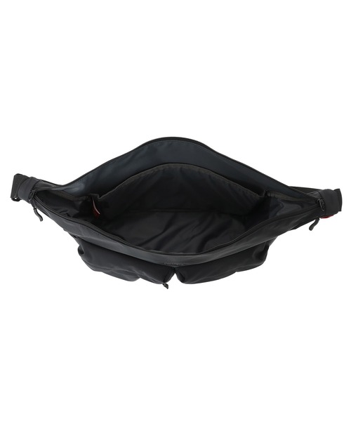 Manhattan Portage（マンハッタンポーテージ）の「NEUES VELOCITY SHOULDER BAG (LG) TUSSAH PVC（ショルダーバッグ・メンズ・ブラック・MEDIUM）」の14枚目の写真