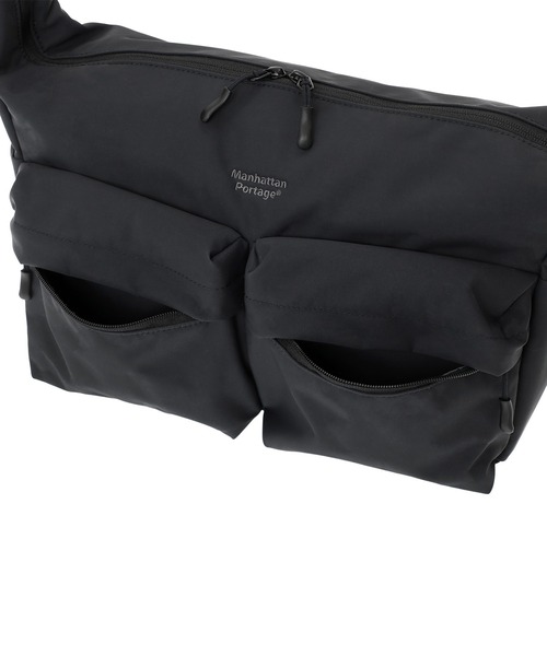 Manhattan Portage（マンハッタンポーテージ）の「NEUES VELOCITY SHOULDER BAG (LG) TUSSAH PVC（ショルダーバッグ・メンズ・ブラック・MEDIUM）」の15枚目の写真