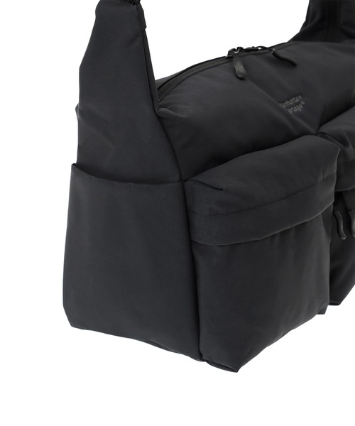 Manhattan Portage（マンハッタンポーテージ）の「NEUES VELOCITY SHOULDER BAG (LG) TUSSAH PVC（ショルダーバッグ・メンズ・ブラック・MEDIUM）」の16枚目の写真