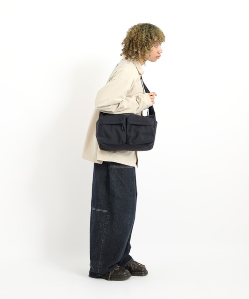 Manhattan Portage（マンハッタンポーテージ）の「NEUES VELOCITY SHOULDER BAG (LG) TUSSAH PVC（ショルダーバッグ・メンズ・ブラック・MEDIUM）」の2枚目の写真