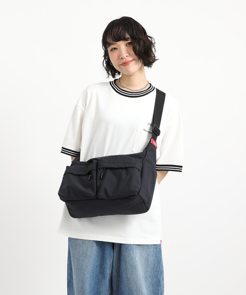 Manhattan Portage（マンハッタンポーテージ）の「NEUES VELOCITY SHOULDER BAG (LG) TUSSAH PVC（ショルダーバッグ・メンズ・ブラック・MEDIUM）」の3枚目の写真