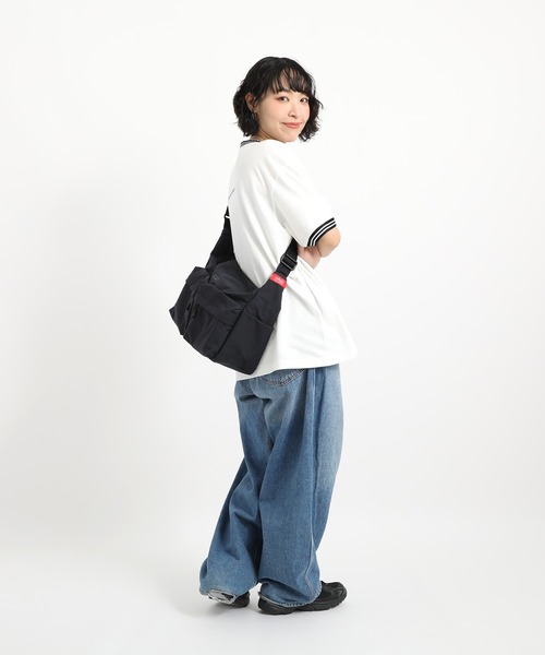 Manhattan Portage（マンハッタンポーテージ）の「NEUES VELOCITY SHOULDER BAG (LG) TUSSAH PVC（ショルダーバッグ・メンズ・ブラック・MEDIUM）」の4枚目の写真