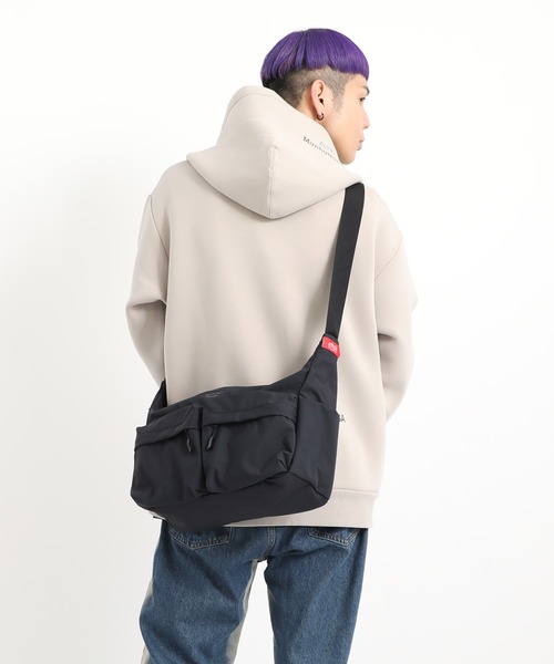 Manhattan Portage（マンハッタンポーテージ）の「NEUES VELOCITY SHOULDER BAG (LG) TUSSAH PVC（ショルダーバッグ・メンズ・ブラック・MEDIUM）」の5枚目の写真