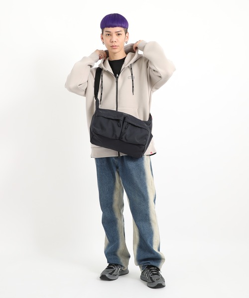 Manhattan Portage（マンハッタンポーテージ）の「NEUES VELOCITY SHOULDER BAG (LG) TUSSAH PVC（ショルダーバッグ・メンズ・ブラック・MEDIUM）」の6枚目の写真