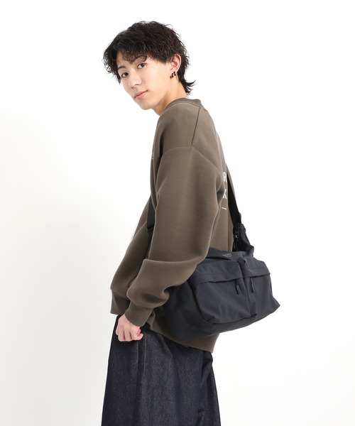 Manhattan Portage（マンハッタンポーテージ）の「NEUES VELOCITY SHOULDER BAG (LG) TUSSAH PVC（ショルダーバッグ・メンズ・ブラック・MEDIUM）」の7枚目の写真