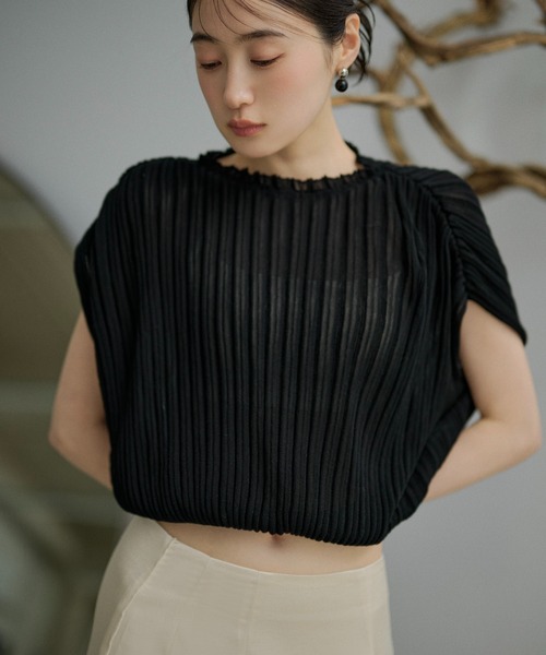 LAULEN(ローレン)の「boxy back button pleats tops /ボクシーバックボタンプリーツトップス(ニット/セーター・レディース・ブラック/ブルー/オートミール/アイボリー・FREE)」の1枚目の写真