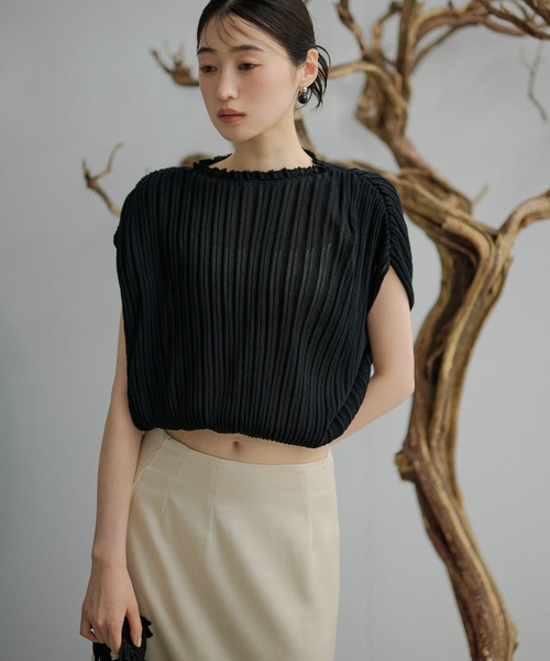 LAULEN(ローレン)の「boxy back button pleats tops /ボクシーバックボタンプリーツトップス(ニット/セーター・レディース・ブラック/ブルー/オートミール/アイボリー・FREE)」の5枚目の写真