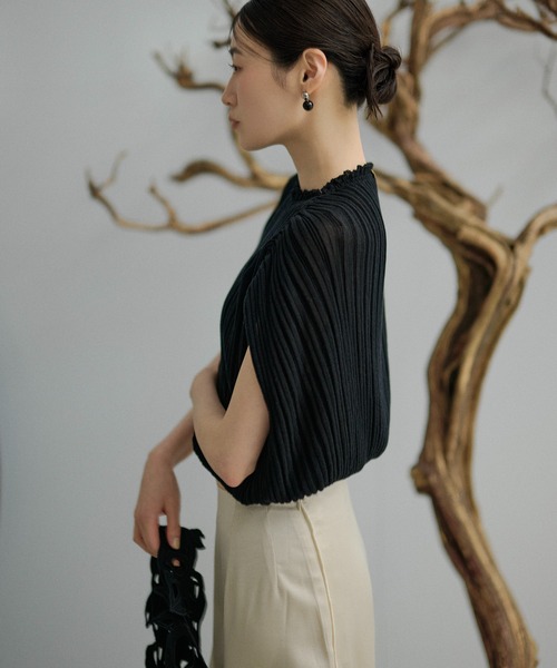 LAULEN(ローレン)の「boxy back button pleats tops /ボクシーバックボタンプリーツトップス(ニット/セーター・レディース・ブラック/ブルー/オートミール/アイボリー・FREE)」の6枚目の写真