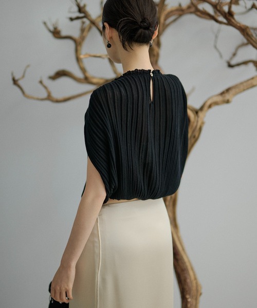 LAULEN(ローレン)の「boxy back button pleats tops /ボクシーバックボタンプリーツトップス(ニット/セーター・レディース・ブラック/ブルー/オートミール/アイボリー・FREE)」の7枚目の写真