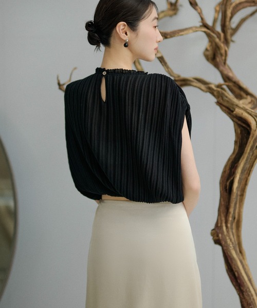 LAULEN(ローレン)の「boxy back button pleats tops /ボクシーバックボタンプリーツトップス(ニット/セーター・レディース・ブラック/ブルー/オートミール/アイボリー・FREE)」の8枚目の写真