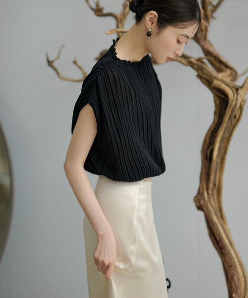 LAULEN(ローレン)の「boxy back button pleats tops /ボクシーバックボタンプリーツトップス(ニット/セーター・レディース・ブラック/ブルー/オートミール/アイボリー・FREE)」の9枚目の写真